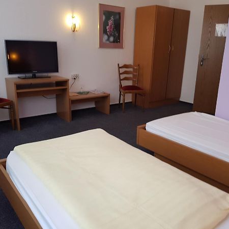 Hotel-Cafe Am Rathaus Гарделеген Экстерьер фото